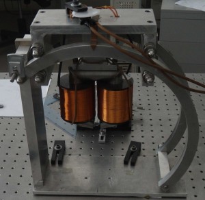  Bobine utilizzate per la produzione di intensi campi magnetici localizzati. Le bobine fanno parte di un magnetometro ad effetto Kerr che consente di sfruttare la luce visibile per studiare le proprietà magnetiche. 