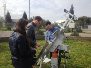 Silvia con il Prof. Vincenzi e il Prof. Damiano a Sardegna Ricerche (Cagliari), presso il Laboratorio Fotovoltaico del cluster tecnologico, durante uno dei tanti test outdoor sul prototipo fotovoltaico.